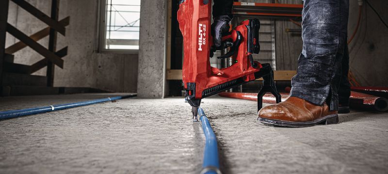 Inchiodatore per calcestruzzo cordless BX 4-ME-22 (versione M&E) Inchiodatrice a batteria Nuron per installare cavi, canaline e prigionieri filettati su calcestruzzo, acciaio e muratura Applicazioni 1